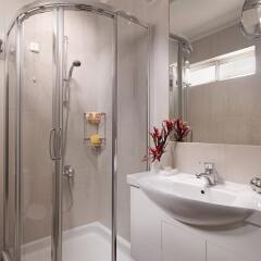 Отель Blazer Suites Hotel Греция, Афины - 1 отзыв об отеле, цены и фото номеров - забронировать отель Blazer Suites Hotel онлайн ванная