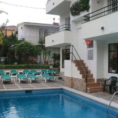 Отель Hostal Magnolia Испания, Льорет-де-Мар - отзывы, цены и фото номеров - забронировать отель Hostal Magnolia онлайн спортивное сооружение