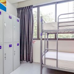RedDoorz Hostel сейф в номере