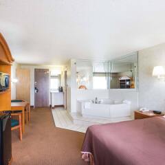 Отель Howard Johnson Closest to the Falls and Casino США, Ниагара-Фолс - отзывы, цены и фото номеров - забронировать отель Howard Johnson Closest to the Falls and Casino онлайн комната для гостей фото 4