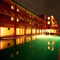 Отель The Long Beach Resort бассейн