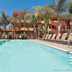 Отель La Quinta Inn & Suites San Diego SeaWorld/Zoo Area бассейн
