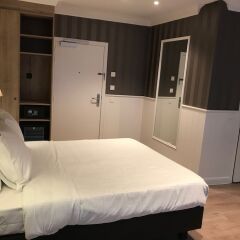 Hans Memling Hotel сейф в номере