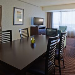 Отель Holiday Inn & Suites Pointe-Claire Montreal Airport Канада, Монреаль - отзывы, цены и фото номеров - забронировать отель Holiday Inn & Suites Pointe-Claire Montreal Airport онлайн комната для гостей фото 5