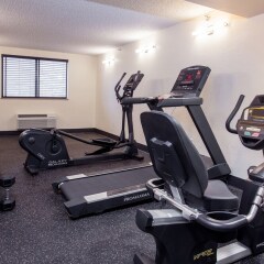 Отель Red Feather Lodge фитнесс-зал