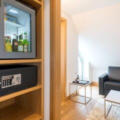Отель NH Frankfurt Messe сейф в номере