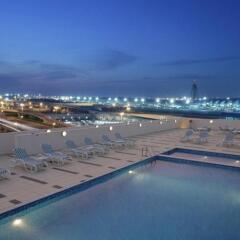Отель Holiday Inn Express Dubai Airport ОАЭ, Дубай - - забронировать отель Holiday Inn Express Dubai Airport, цены и фото номеров бассейн