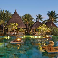 Отель La Pirogue A Sun Resort бассейн
