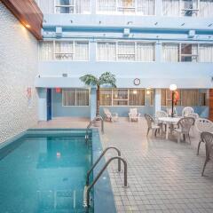 Отель Comfort Inn & Suites Downtown Edmonton бассейн
