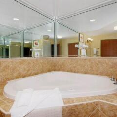 Отель Comfort Suites Vicksburg ванная фото 2