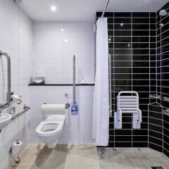 Отель Holiday Inn Express Manchester City Centre Arena Великобритания, Манчестер - отзывы, цены и фото номеров - забронировать отель Holiday Inn Express Manchester City Centre Arena онлайн ванная