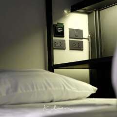 Kloem Hostel - Adults Only Бангкок комната для гостей фото 5