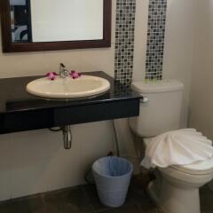 Апартаменты The Seashore Kamala Service Apartment ванная фото 2