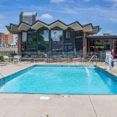 Отель Holiday Inn Express Columbus Downtown США, Колумбус - отзывы, цены и фото номеров - забронировать отель Holiday Inn Express Columbus Downtown онлайн бассейн