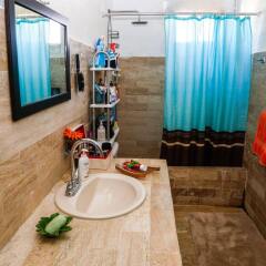 Отель Hostel Cancun Natura Мексика, Канкун - отзывы, цены и фото номеров - забронировать отель Hostel Cancun Natura онлайн ванная