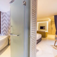 Отель The SIS Kata Resort ванная фото 2