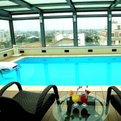 Skylark Hotel бассейн