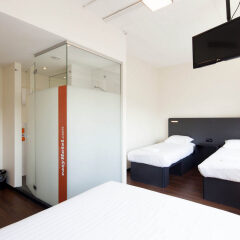 Отель easyHotel Den Haag сейф в номере