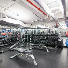 Отель Charming Midtown East Suites by Sonder фитнесс-зал
