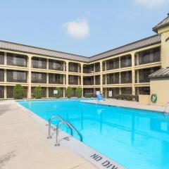 Отель Days Inn Newark Delaware бассейн