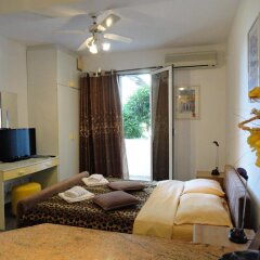 Отель Sun Rose Apartments Черногория, Свети-Стефан - отзывы, цены и фото номеров - забронировать отель Sun Rose Apartments онлайн комната для гостей
