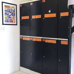 De Talak Hostel Бангкок сейф в номере