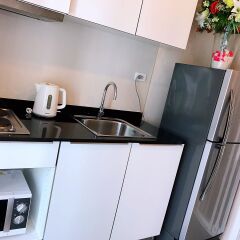 Отель The Base Downtown Condo by Joy Пхукет в номере
