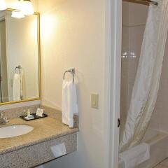 Отель Best Western Town & Country Lodge ванная фото 2