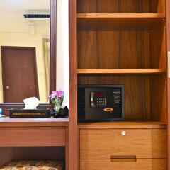 True Siam Phayathai Hotel сейф в номере
