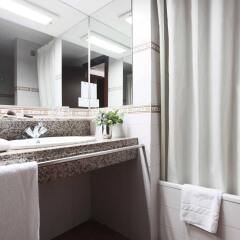 Отель Prestige Sant Marc Испания, Курорт Росес - отзывы, цены и фото номеров - забронировать отель Prestige Sant Marc онлайн ванная