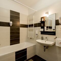 Отель Sun Resort Apartments Венгрия, Будапешт - 5 отзывов об отеле, цены и фото номеров - забронировать отель Sun Resort Apartments онлайн ванная фото 2