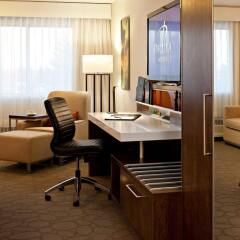 Отель Delta Hotels by Marriott Calgary South Канада, Калгари - отзывы, цены и фото номеров - забронировать отель Delta Hotels by Marriott Calgary South онлайн удобства в номере фото 2