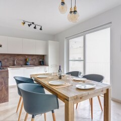 Апартаменты Brand New Designer Finished Apartment, Central Location Гзира комната для гостей фото 2