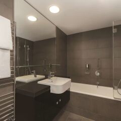 Adina Apartment Hotel Berlin Hackescher Markt ванная