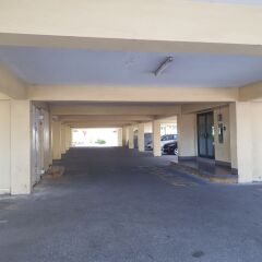 Отель New Kingston Apt at Kensington Court парковка