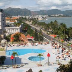 Отель Yasaka Saigon Nha Trang Hotel & Spa Вьетнам, Нячанг - 2 отзыва об отеле, цены и фото номеров - забронировать отель Yasaka Saigon Nha Trang Hotel & Spa онлайн бассейн