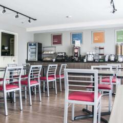 Отель Comfort Inn Brossard гостиничный бар