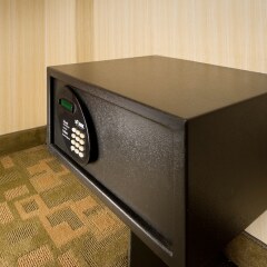 Отель The American Inn of Bethesda сейф в номере
