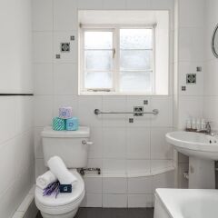 Апартаменты Spacious Pentonville Road Apartment - MLH Лондон ванная