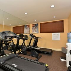 Отель Holiday Inn Express Kennedy Airport США, Нью-Йорк - 2 отзыва об отеле, цены и фото номеров - забронировать отель Holiday Inn Express Kennedy Airport онлайн фитнесс-зал