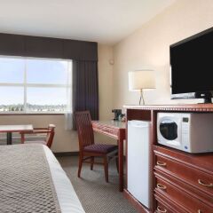Отель Days Inn & Suites Langley комната для гостей фото 4
