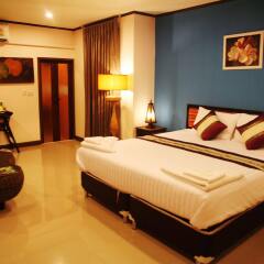 Отель Ploy Khumthong Boutique Resort Бангкок комната для гостей