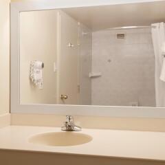 Отель Travelodge by Wyndham Ottawa West Канада, Оттава - отзывы, цены и фото номеров - забронировать отель Travelodge by Wyndham Ottawa West онлайн ванная