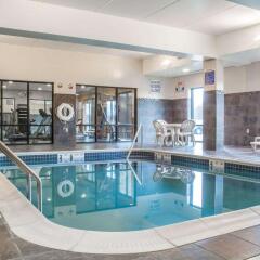Отель Comfort Suites Cicero бассейн