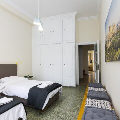 Апартаменты Hippy Decorated 2 Bedrooms Apartment Афины комната для гостей