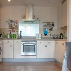 Отель 2 Bedroom 2 Bathroom Flat Эдинбург в номере