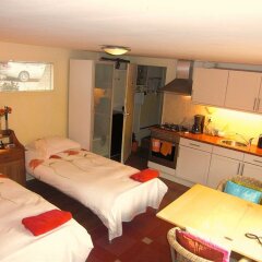 Отель Phildutch Houseboat Amsterdam Bed and Breakfast в номере