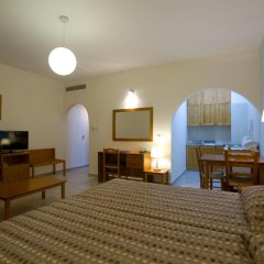 Отель Kefalos - Damon Hotel Apartments Кипр, Пафос - отзывы, цены и фото номеров - забронировать отель Kefalos - Damon Hotel Apartments онлайн комната для гостей