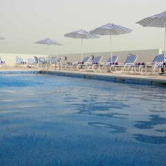 Отель Premier Inn Dubai Silicon Oasis бассейн