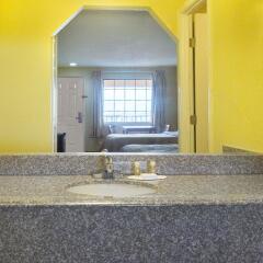 Отель Days Inn & Suites by Wyndham Vicksburg ванная